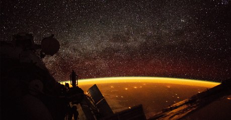 "Airglow" : un astronaute capture un fascinant phénomène au-dessus de la Terre depuis l'ISS