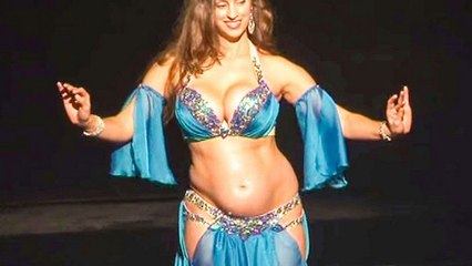 Cette chorégraphe réalise une danse du ventre exceptionnel