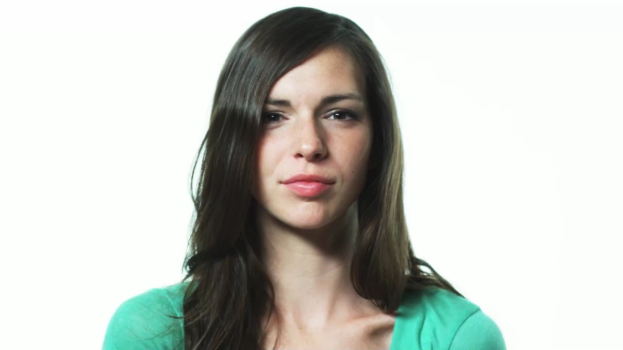 Paar kauft gebrauchtes Sofa: Unter den Kissen sind tausende Fingernägel versteckt