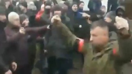 Rus askeri el bombasıyla vatandaşları tehdit etti