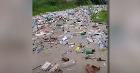 Les images choc d'une rivière de déchets en Roumanie (Vidéo)