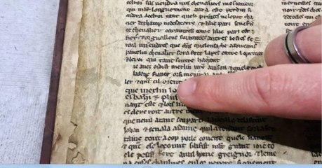 Découverts par hasard, des parchemins du Moyen Âge retracent l'histoire du roi Arthur