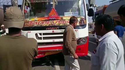 बस ने बाइक सवार तीन युवकों को कुचला