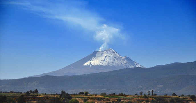 Une impressionnante éruption du volcan Popocatepetl filmée au Mexique