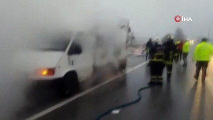 Kağıt yüklü kamyonet alevlere teslim oldu