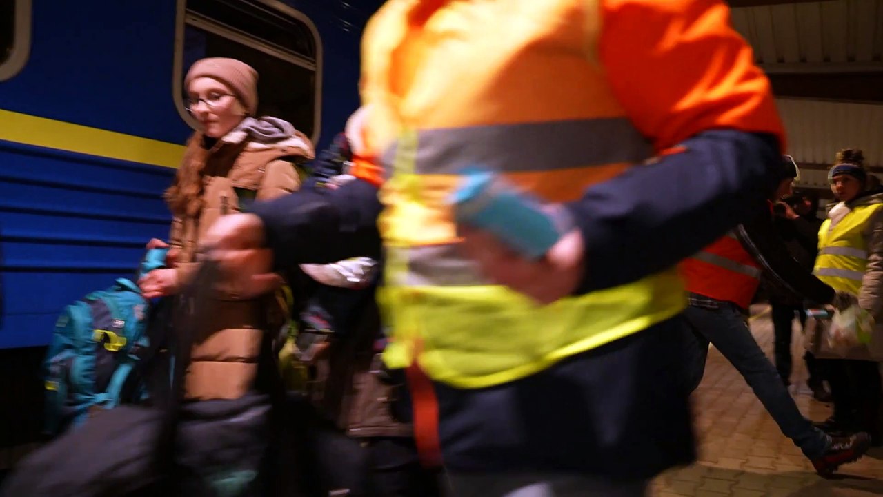 Bahnhof Przemysl: Kuscheltiere für geflohene Kinder