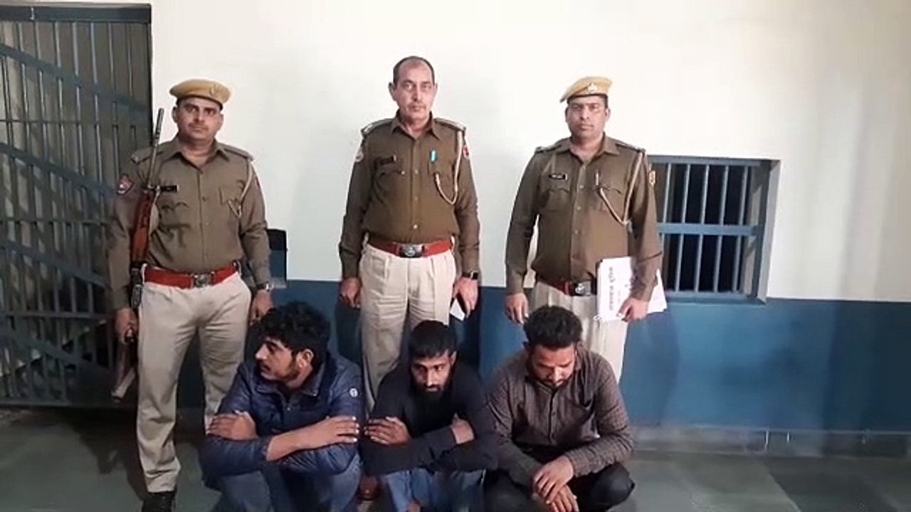 युवक के कपड़े उतारकर वीडियो बनाकर लूटपाट करने वाले तीन बदमाश चढ़े पुलिस के हत्थे