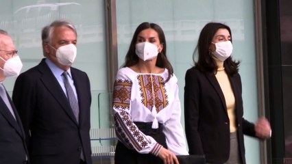 La Reina Letizia se posiciona con una tradicional blusa ucraniana