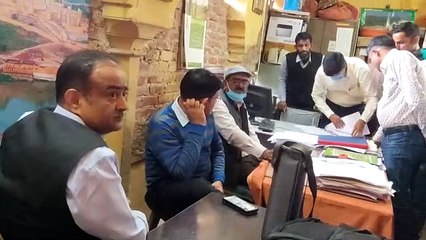 Скачать видео: जयपुर में कार्यालय तहसीलदार, आमेर का सहायक प्रशासनिक अधिकारी रिश्वत लेते गिरफ्तार