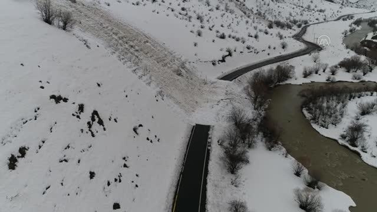 Karlıova-Yedisu kara yoluna kamyonetin geçtiği sırada çığ düştü