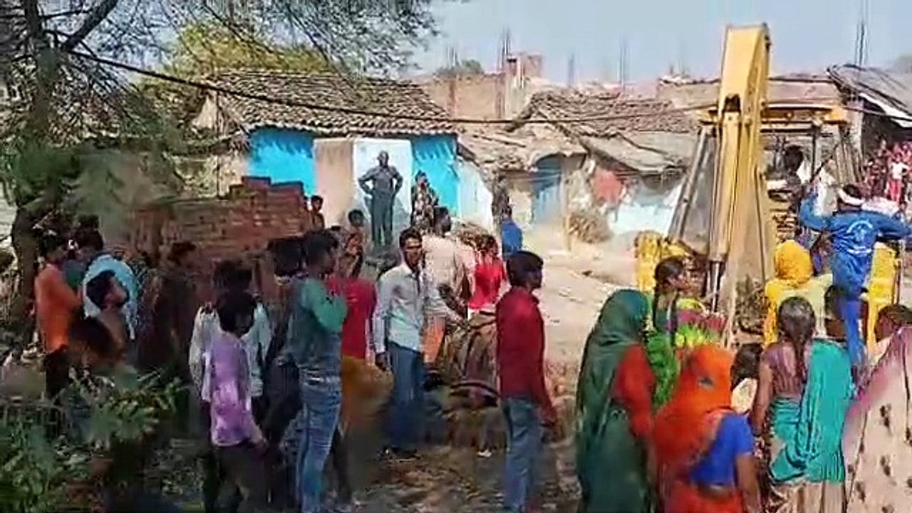 आंबेडकर प्रतिमा हटवाने पहुंचे अमले पर पथराव, झोपड़े जलाए, प्रतिमा से लिपट गई महिला