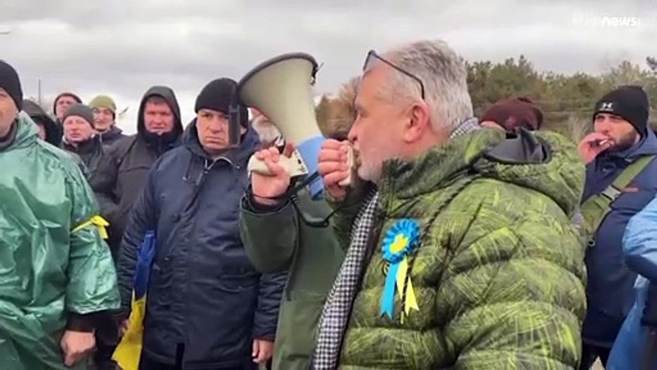 شاهد: لحماية محطة الطاقة النووية.. سكان مدينة إنيرهودار يشكلون سلسلة بشرية