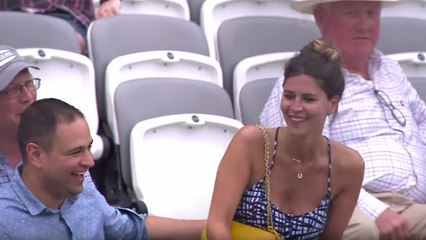 Insolite : cette spectatrice va faire une chute monumentale diffusée sur l'écran géant