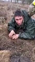 Seorang tentara Russia menyerahkan diri setelah rekannya terbunuh