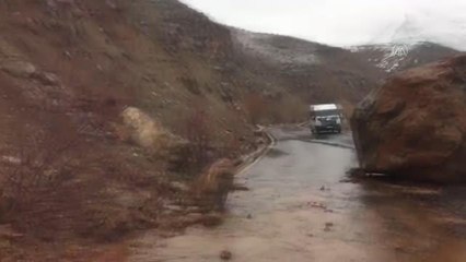 Heyelan nedeniyle kapanan mahalle yolu ulaşıma açıldı