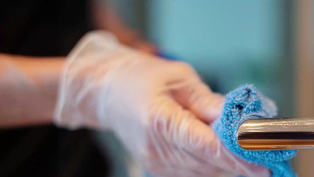 Covid-19 : la contamination ne se ferait finalement pas par les poignées de porte, selon les Centres américains de prévention et de lutte contre les maladies