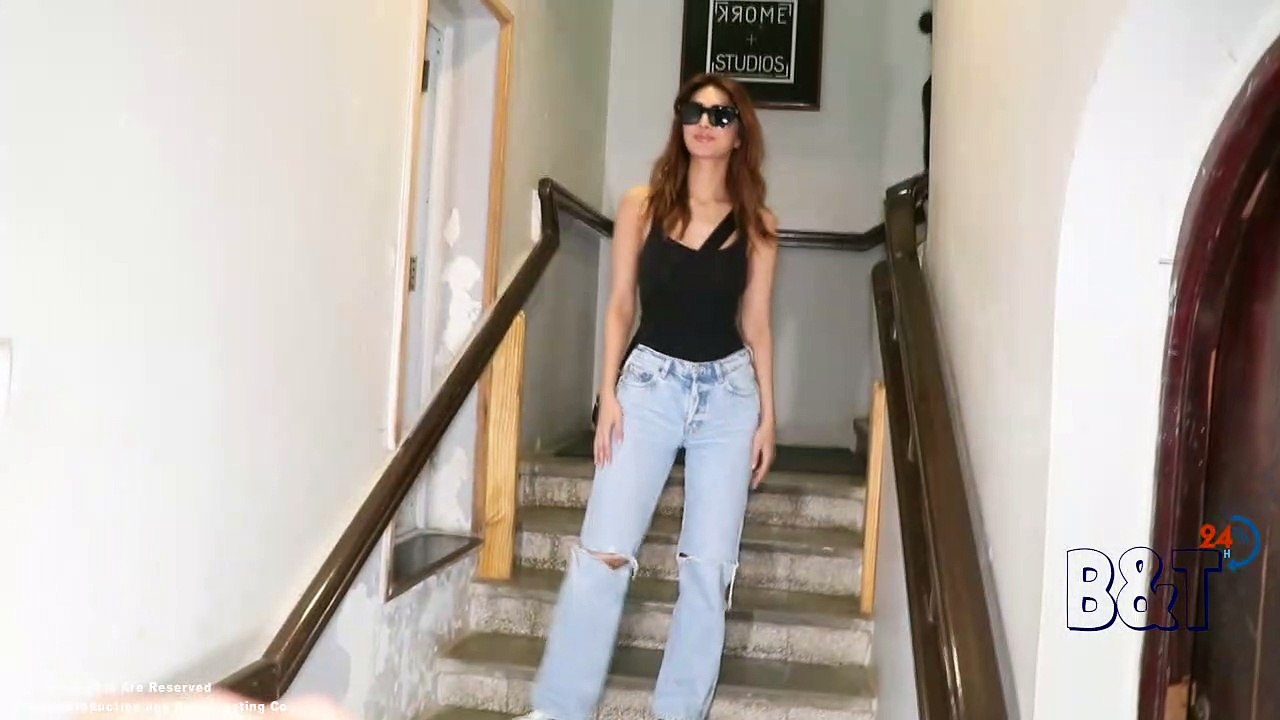 Vaani Kapoor Looks Gorgeous While Spotted at Production House in Mumbai - Watch Video