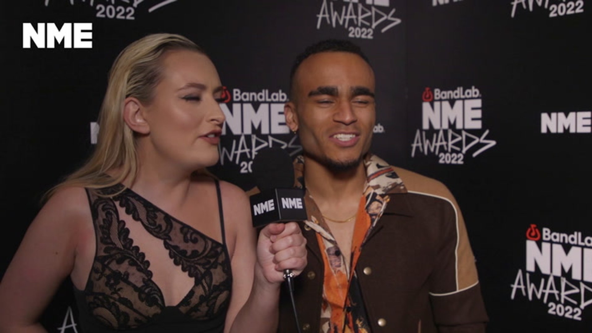 ⁣Amelia Dimoldenberg & Munya Chawawa on Sam Fender, Doja Cat & Chicken Shop Date