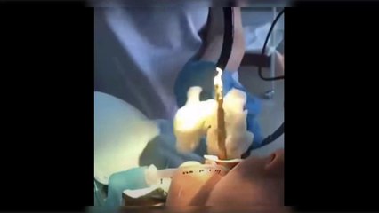 La vidéo choquante d'un énorme serpent retiré de la bouche d'une femme est-elle fake ?