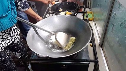 masak mie di resto nasi goreng uni