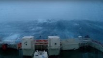 Une impressionnante tempête en mer du Nord, filmée à bord d'un navire commercial