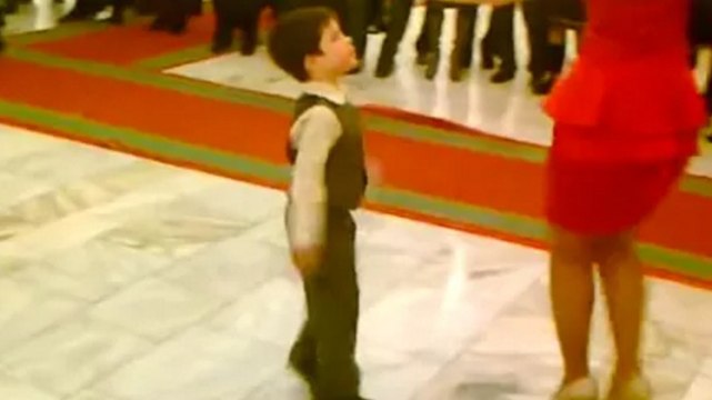 La danse sensationnelle d'un enfant lors d'un mariage crée le buzz