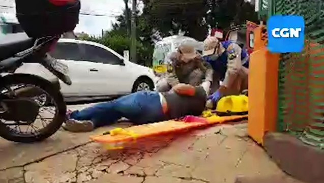 Moto e motoneta se envolvem em colisão na Rua Antonina e Corpo de Bombeiros é acionado