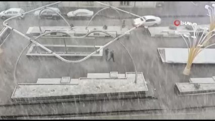 Erzurum'da son yılların en şiddetli kar fırtınası etkili oluyor