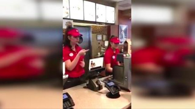 Sourde et muette, elle passe commande pour la première fois