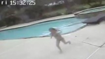 Une fillette de 5 ans voit sa mère inerte dans la piscine. Elle lui sauve la vie
