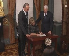 Betsy Devos angkat sumpah sebagai Setiausaha Pendidikan