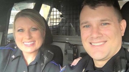 Une photo de deux policiers a fait le tour du web pour une bonne raison
