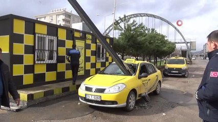 Fırtınanın etkili olduğu Kilis'te çatıdan uçan demirler park halindeki ticari araca saplandı