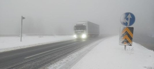Bolu Dağı'nda kar yağışı ve sis etkili oluyor