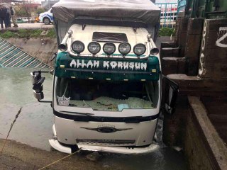 Tırda kurtarılmayı keyifle bekledi