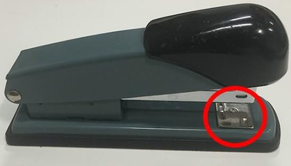 Voici la fonction de la plaque sur l'agrafeuse. On ne sait pas qu'on pouvait faire ça !