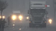 Yüksekova'da yoğun kar yağışı...Yolda mahsur kalan yolcu servisini vatandaşlar kurtardı