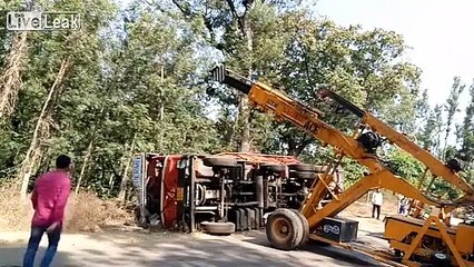 Deux grues tentent de remorquer un camion bien trop lourd
