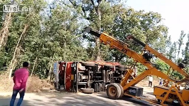 Deux grues tentent de remorquer un camion bien trop lourd