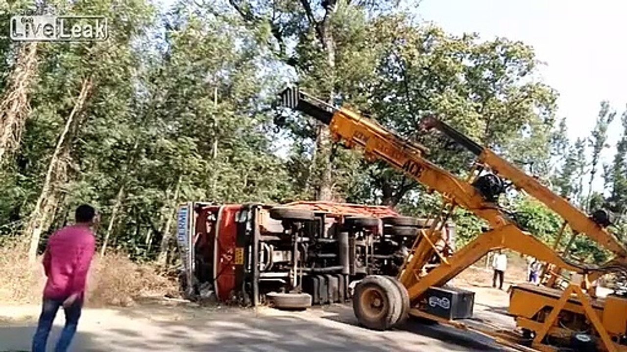 Deux grues tentent de remorquer un camion bien trop lourd