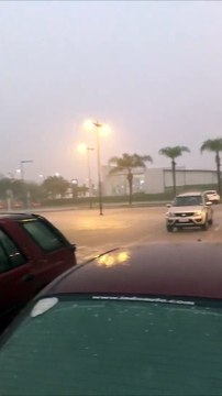 La foudre touche un lampadaire à quelques mètres de sa voiture