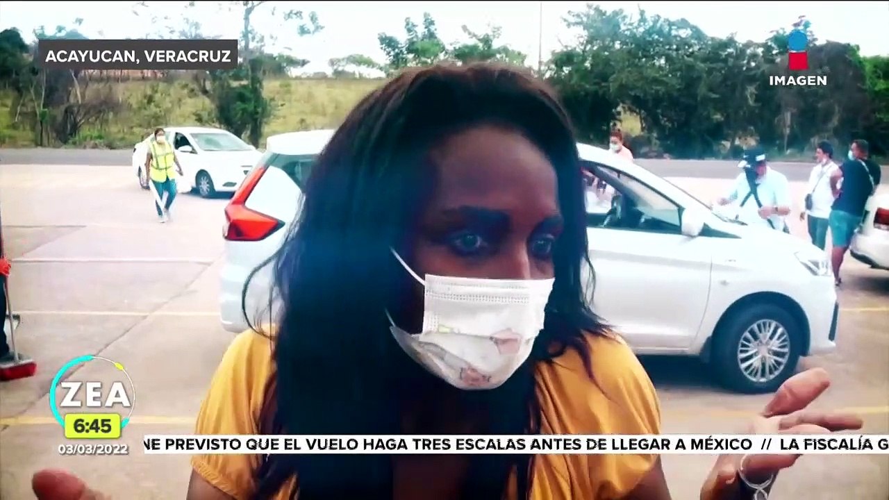 Migrantes cubanos realizan bloqueo en Acayucan; exigen liberación de familiares