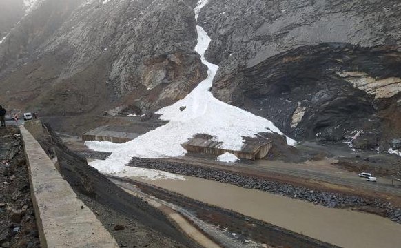 HAKKARİ-ÇUKURCA YOLUNA ÇIĞ DÜŞTÜ, ÇIĞ TÜNELİ OLASI FACİAYI ÖNLEDİ