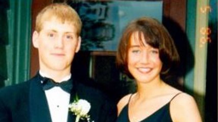 "Ma femme pourrait être un vampire" : 20 ans après sa photo de mariage, il remarque quelque chose de très étrange !