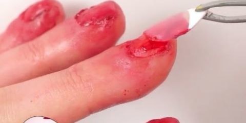 Halloween : le tuto manucure façon "ongles arrachés"