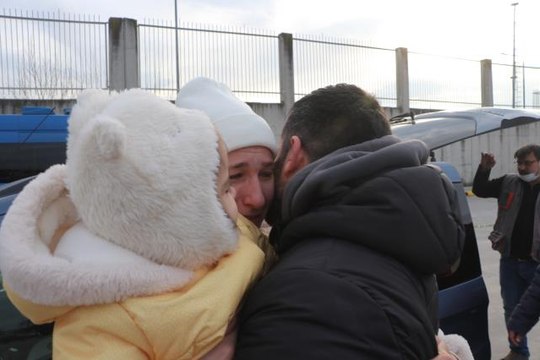 Son dakika haber | Edirneli baba, Ukrayna'daki savaştan kurtulan kızı ve eşine gözyaşlarıyla kavuştu