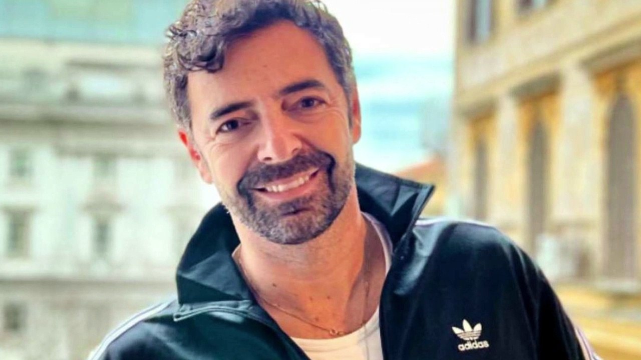 “I miei amori”. Alberto Matano, foto di famiglia ma gli occhi di tutti cadono su sorella e fratello