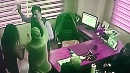 Faturasını ödeyemeyen kadın yardım istedi, vakıf müdürü yaka paça dışarı attı