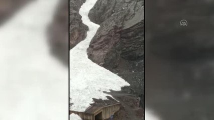 Hakkari-Çukurca kara yolundaki Sümbül kar tünelinin üzerine çığ düştü