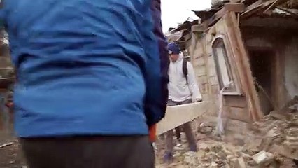 Homem chora morte de esposa e deseja 'inferno' para Putin